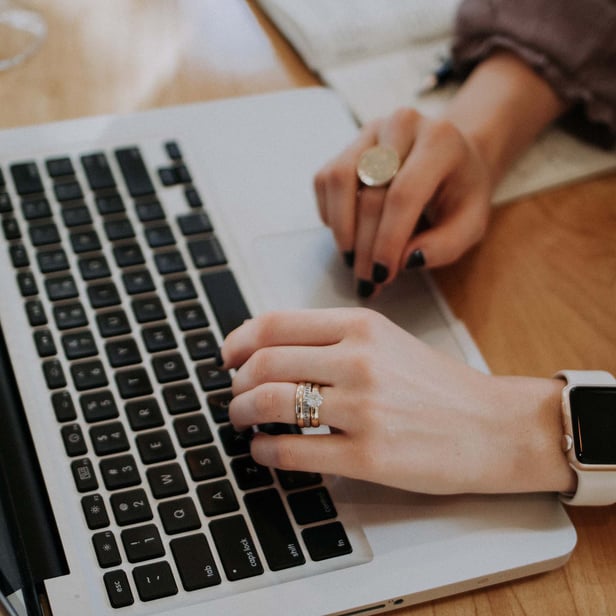 hands-with-rings-and-laptop-1600px